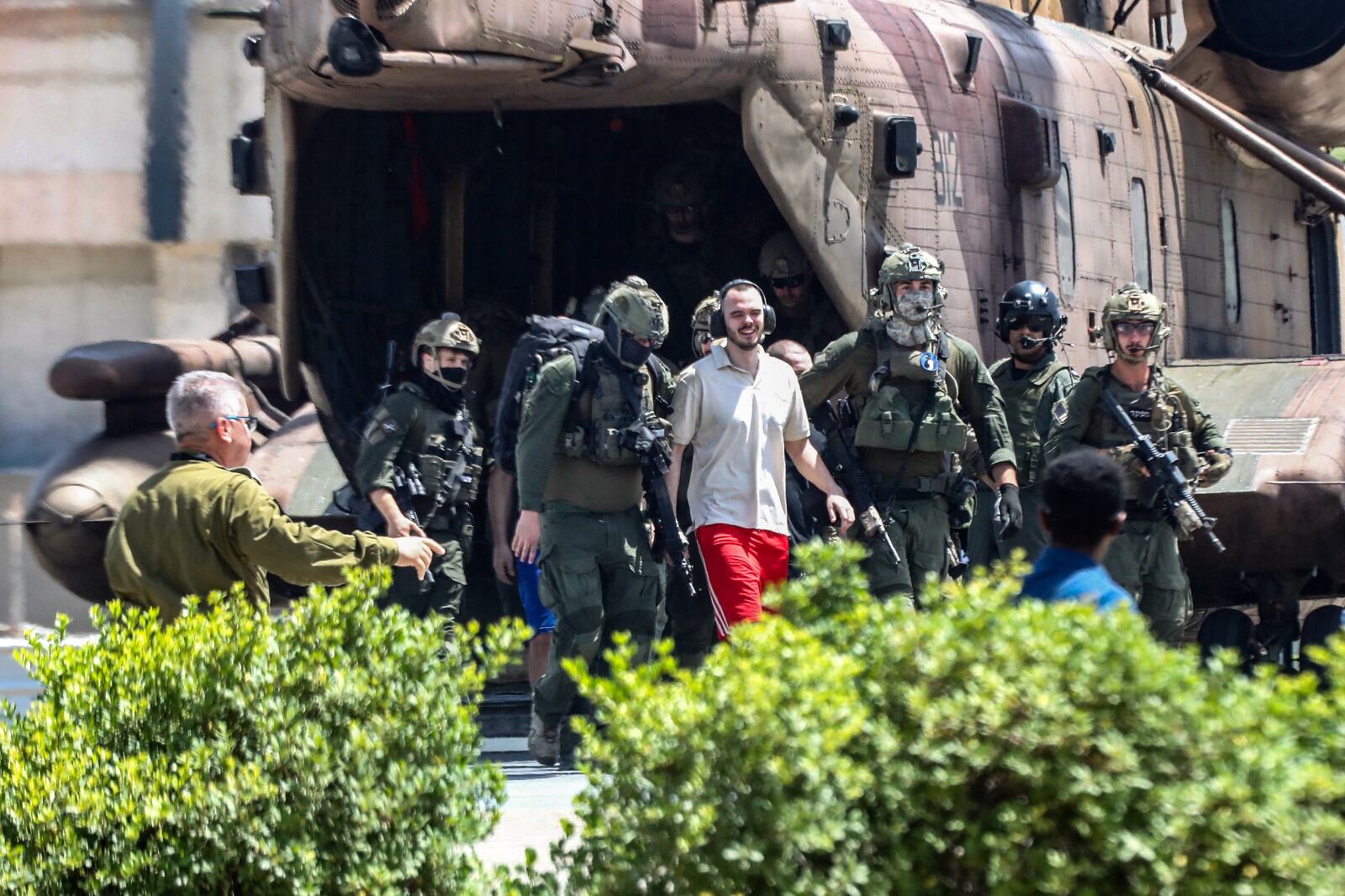 Después del rescate en Nuseirat el rehén Andrei Kozlov aterriza en Tel Aviv.