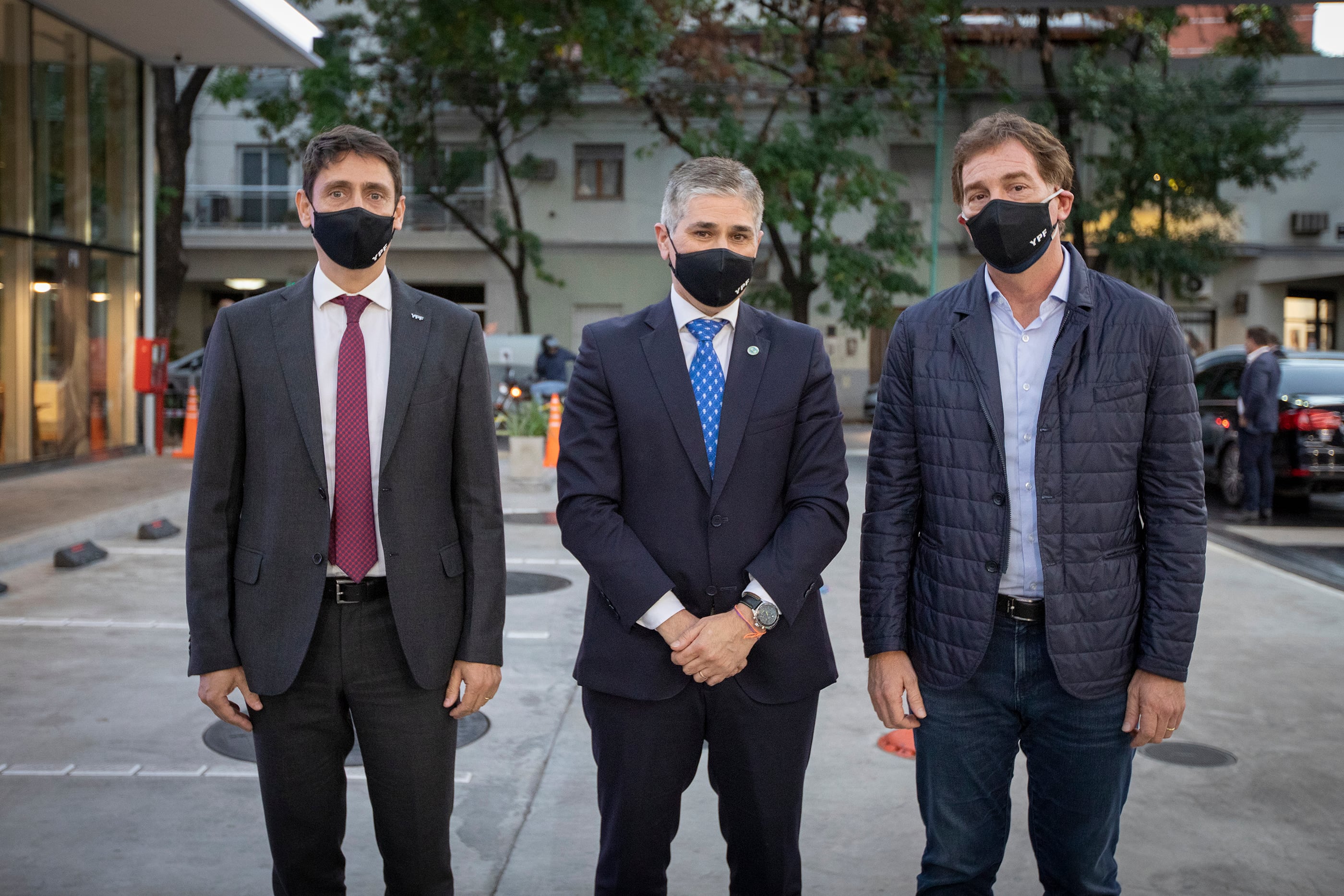 El CEO de YPF, Sergio Affronti, el presidente de la compañía, Pablo  González, y el vicejefe de gobierno de la Ciudad, Diego Santilli.