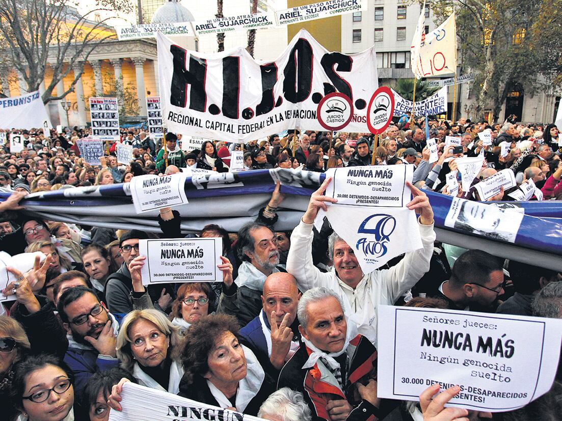 El grito de “presente” por los 30 mil desaparecidos fue el cierre de la manifestación.