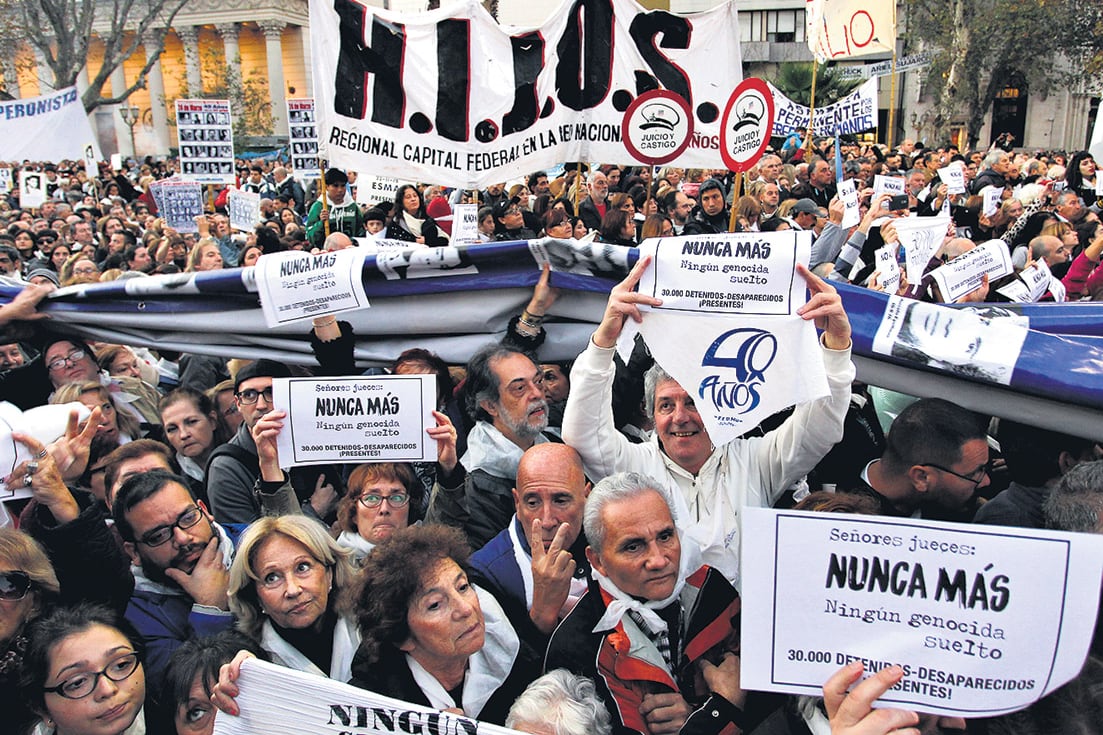 El grito de “presente” por los 30 mil desaparecidos fue el cierre de la manifestación.