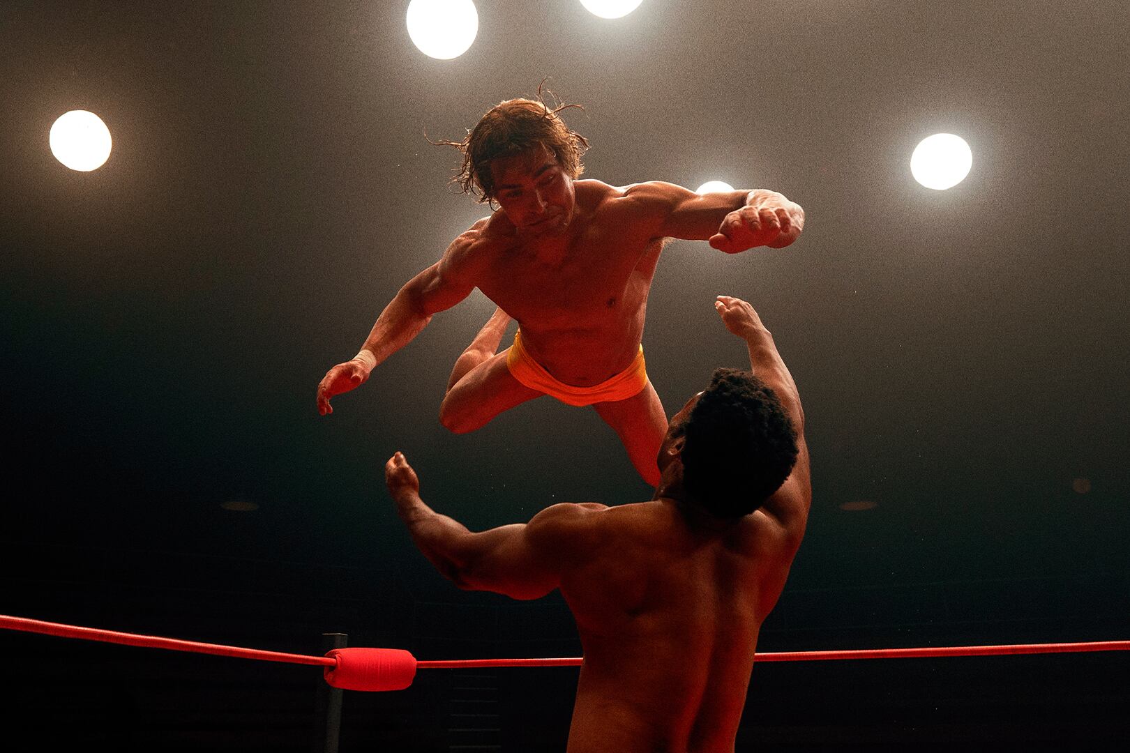 Kevin es interpretado a corazón abierto por Zac Efron.