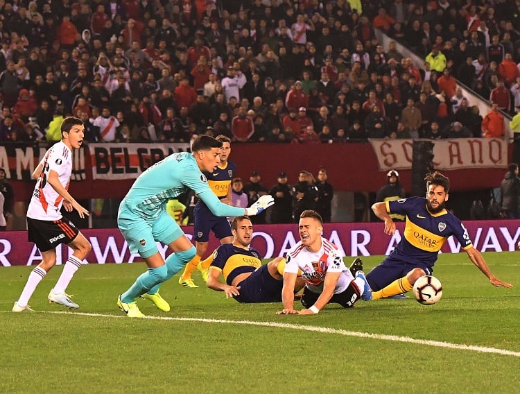 Borré ya cayó, tocado por Mas: es la jugada que derivará en el penal para River. 