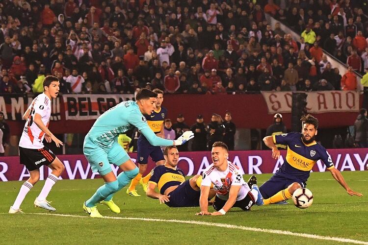 Borré ya cayó, tocado por Mas: es la jugada que derivará en el penal para River.