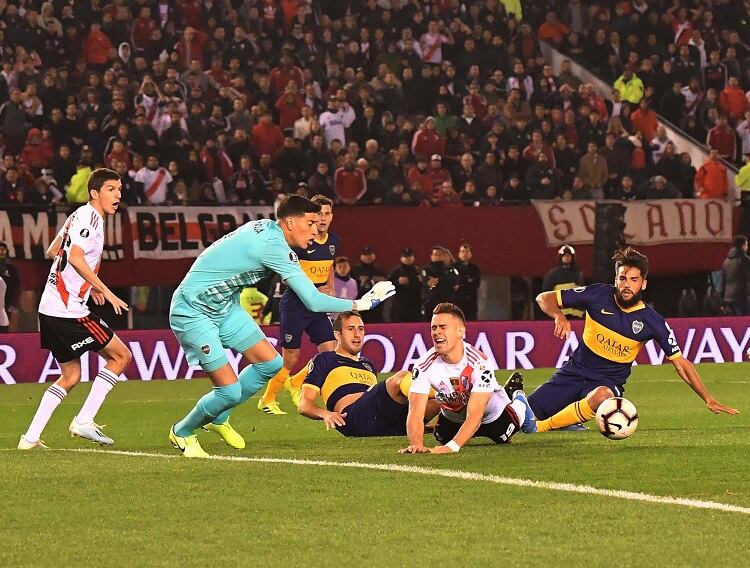 Borré ya cayó, tocado por Mas: es la jugada que derivará en el penal para River.