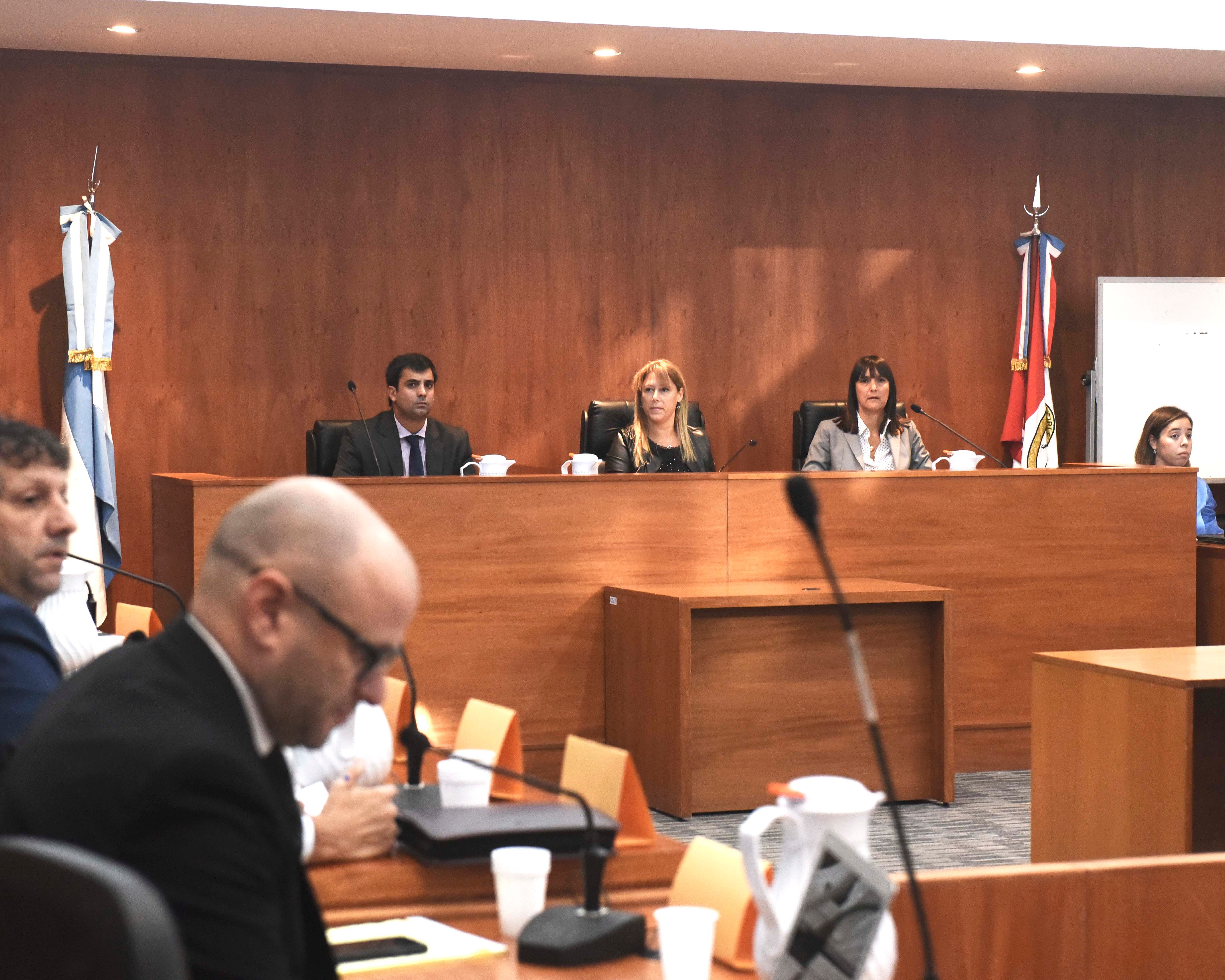 El tribunal que dirige el juicio: Álvaro Campos, Griselda Strólogo y Mariel Minetti.