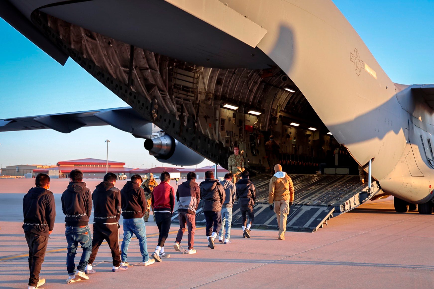 Dos aviones militares llegaron este viernes a Guatemala con decenas de deportados