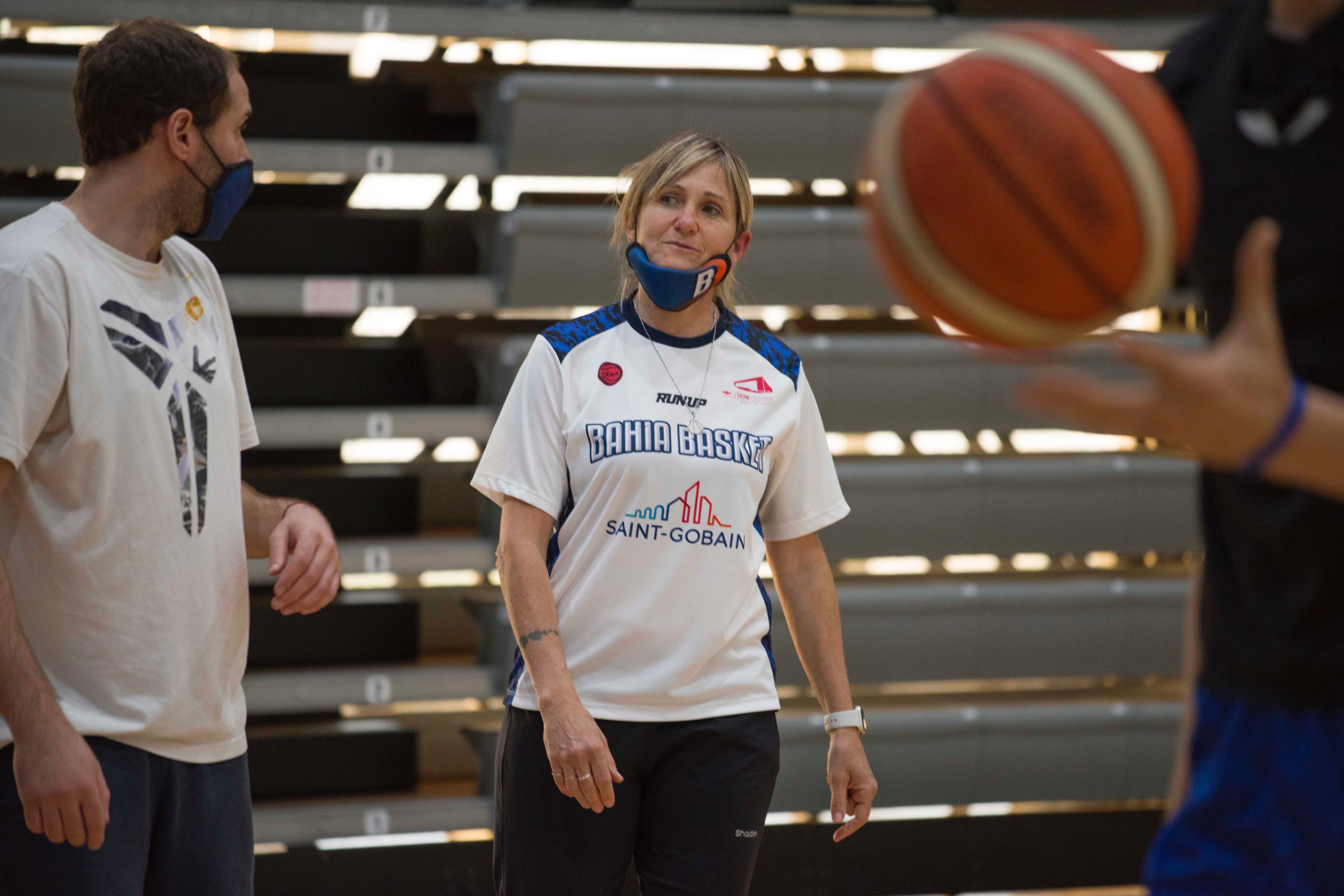 Laura Cors en acción, durante un entrenamiento de Bahía Basket.