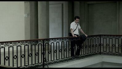 La ciudad en Toublanc es gris, ocre, azul marino, sin época, bilingüe.