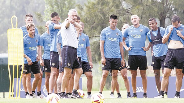 Alfaro da indicaciones en la práctica.