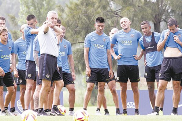 Alfaro da indicaciones en la práctica.