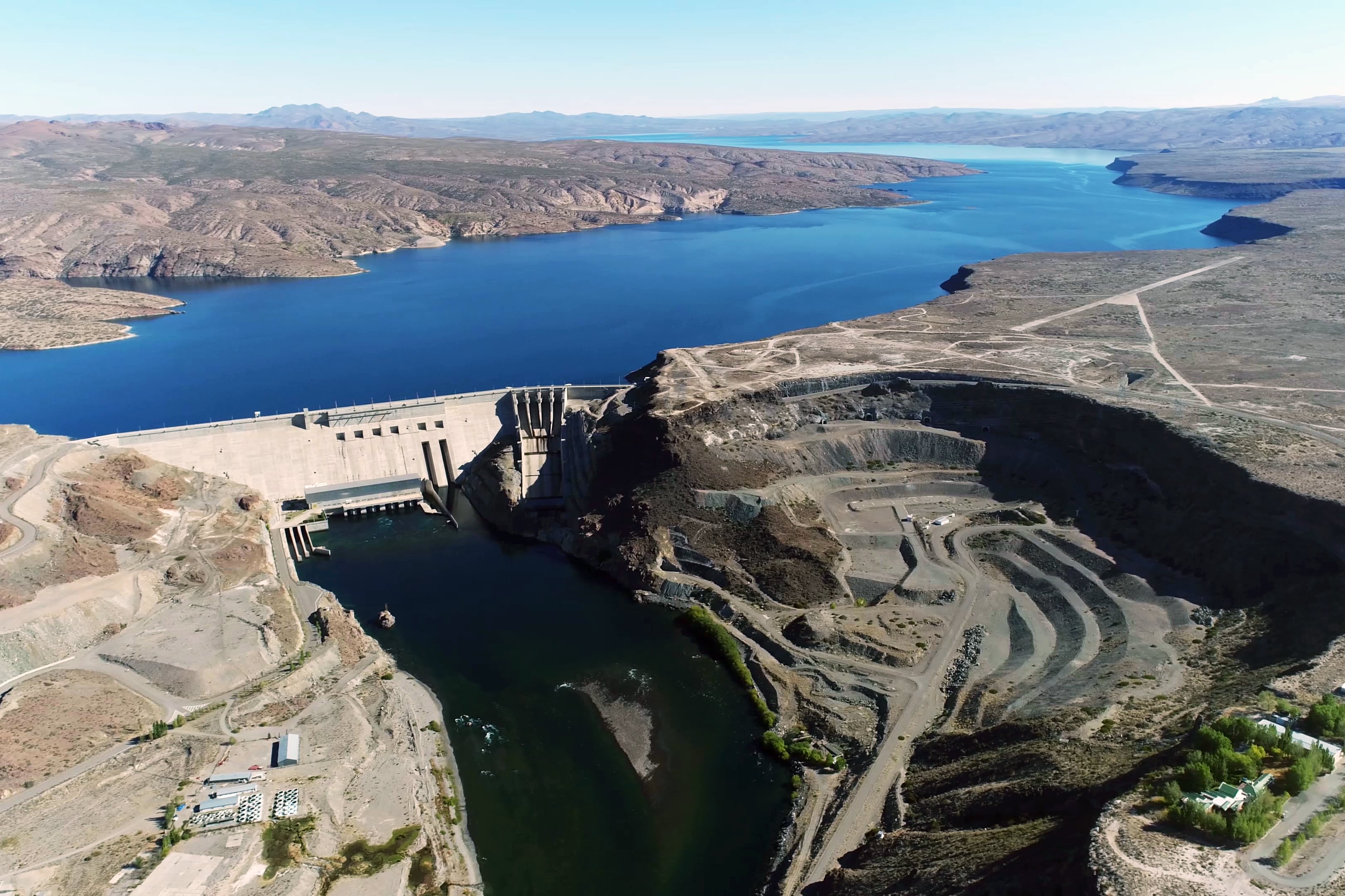 Alicurá, El Chocón-Arroyito, Cerros Colorados y Piedra del Águila, en venta. 