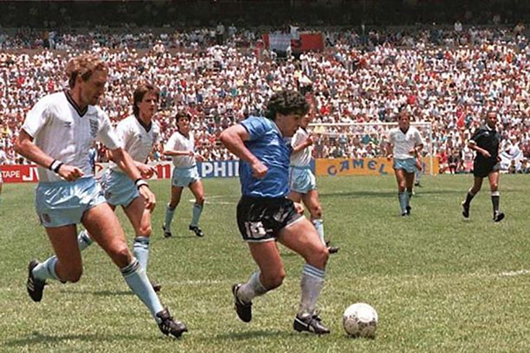 Diego Maradona festeja tras anotar el mejor gol de la historia de los mundiales. Terry Butcher se lamenta en el suelo. 