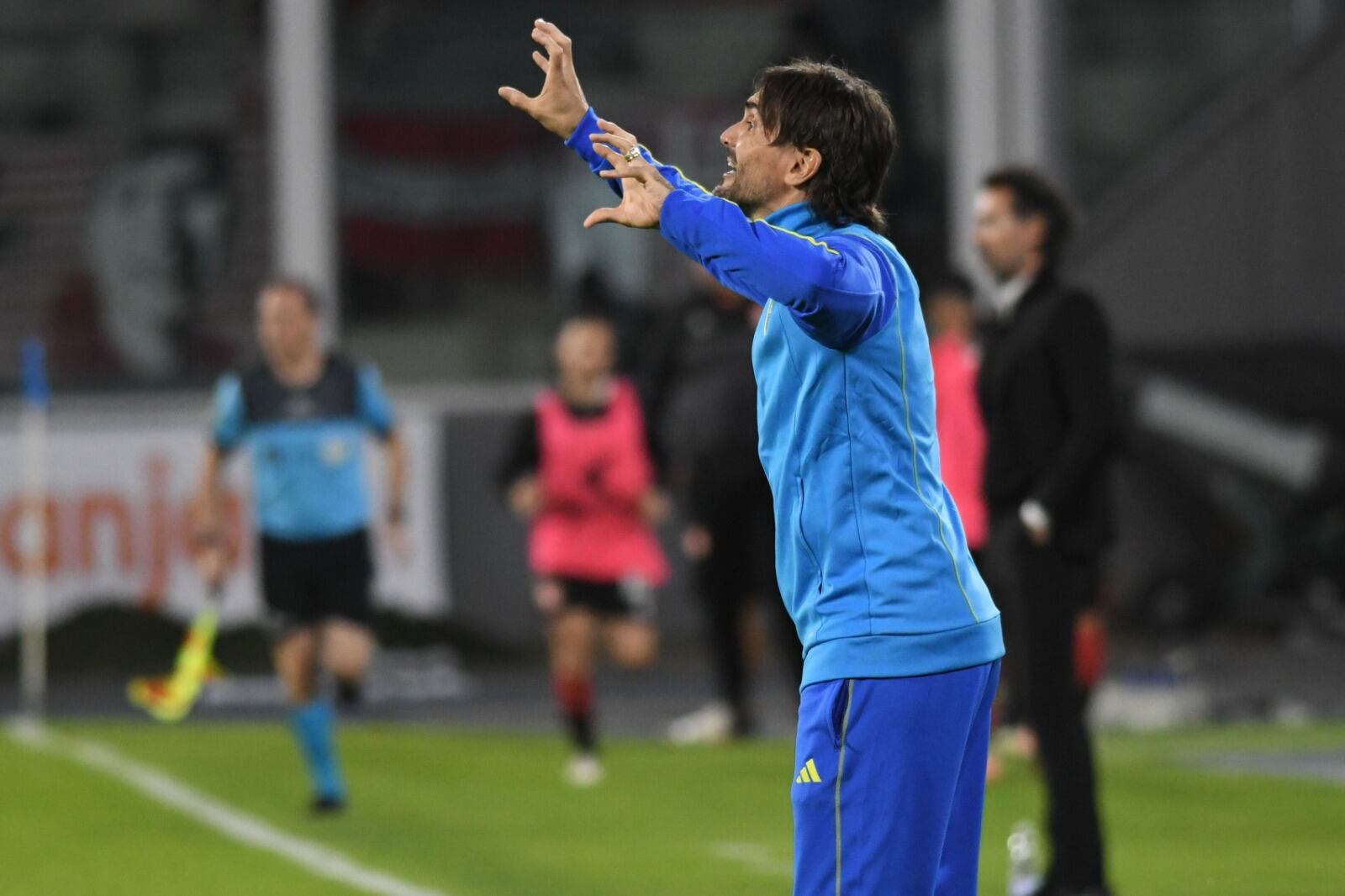 Martínez dando indicaciones en Córdoba