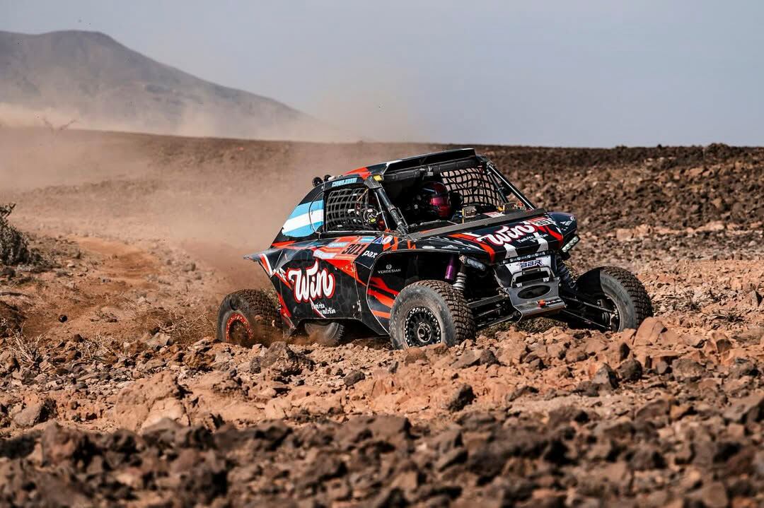 Nicolás Cavigliasso y Valentina Pertegarini en el desierto.