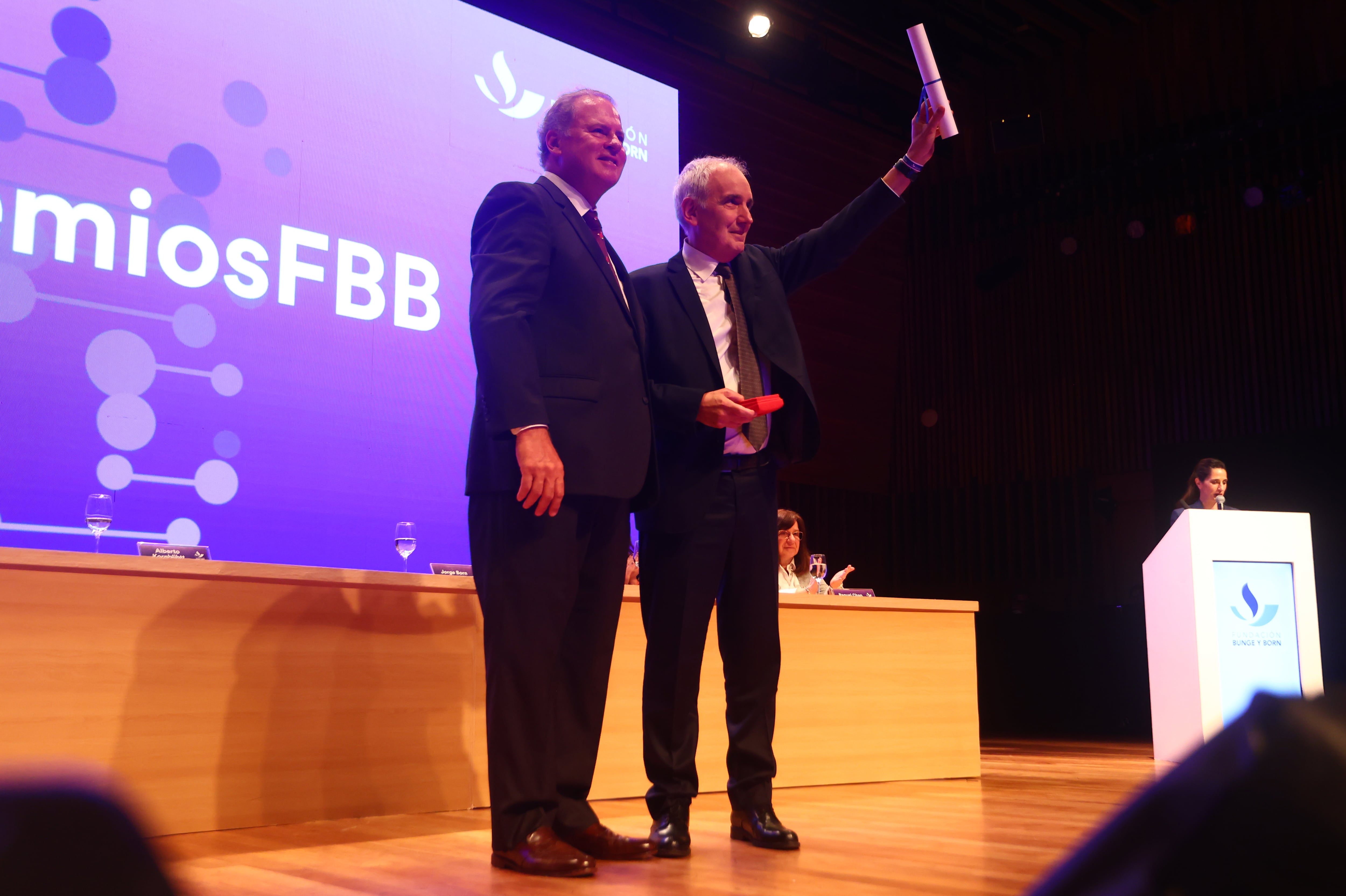 El presidente de la Fundación, Jorge Born, le entrega el premio a Alberto Kornblihtt.