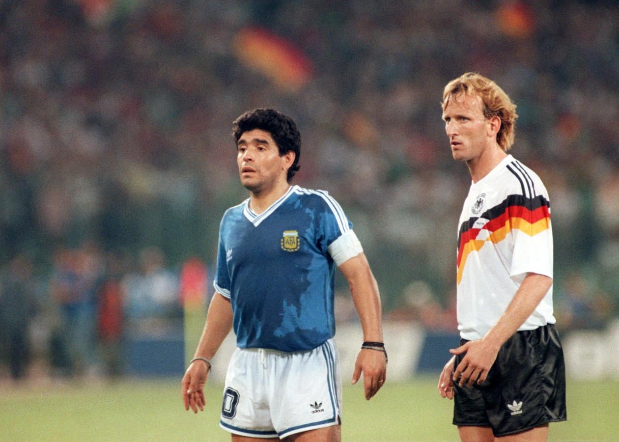Maradona y Brehme en la final del Mundial Italia 1990.