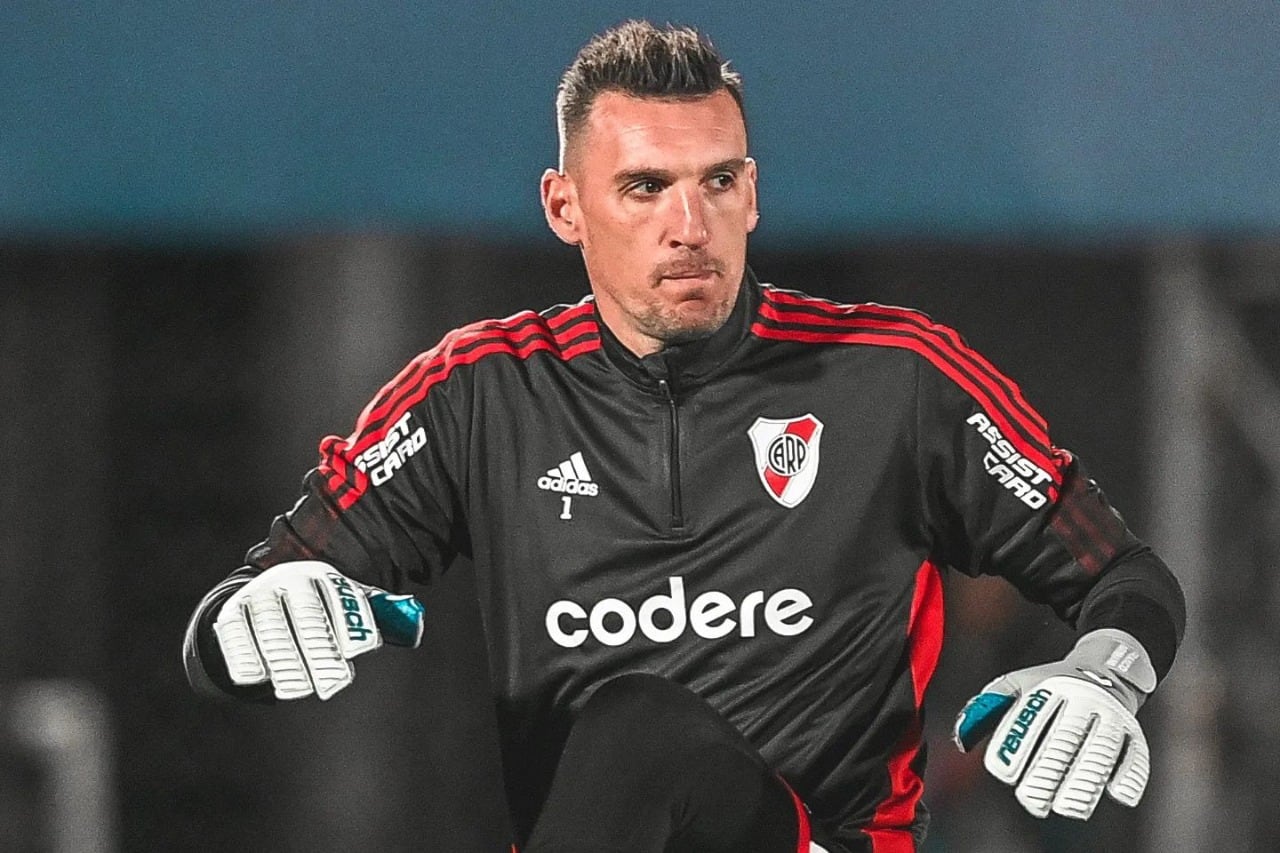 Franco Armani, el arquero de River salió por precaución frente a Defensa.