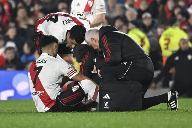 El momento de la lesión de Salas en el partido ante San Lorenzo