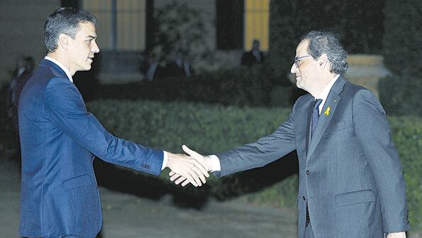 Sánchez y Torra se dan la mano en la escenificación de un acuerdo que aleja a Sánchez de un llamado a elecciones anticipadas.