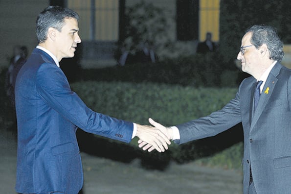 Sánchez y Torra se dan la mano en la escenificación de un acuerdo que aleja a Sánchez de un llamado a elecciones anticipadas.
