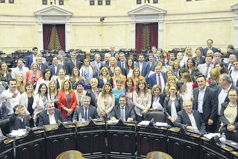 Diputadas de todos los bloques festejaron la ley de paridad de género.