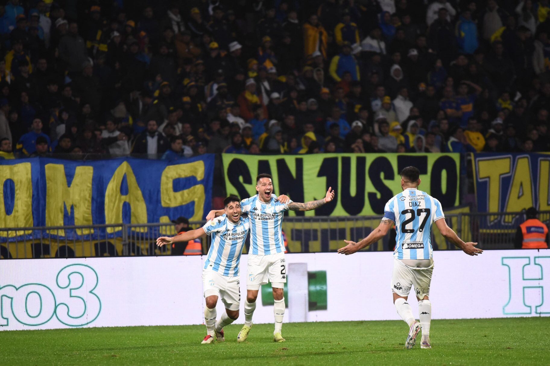 El paraguayo Ferreira festeja el 1-0 decano mientras los hinchas de Boca se agarran la cabeza.
