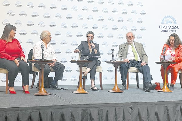 Cynthia García, Adolfo Pérez Esquivel, Gisela Marziotta, Eduardo Barcesat y Cristina Caamaño en la presentación de ayer.