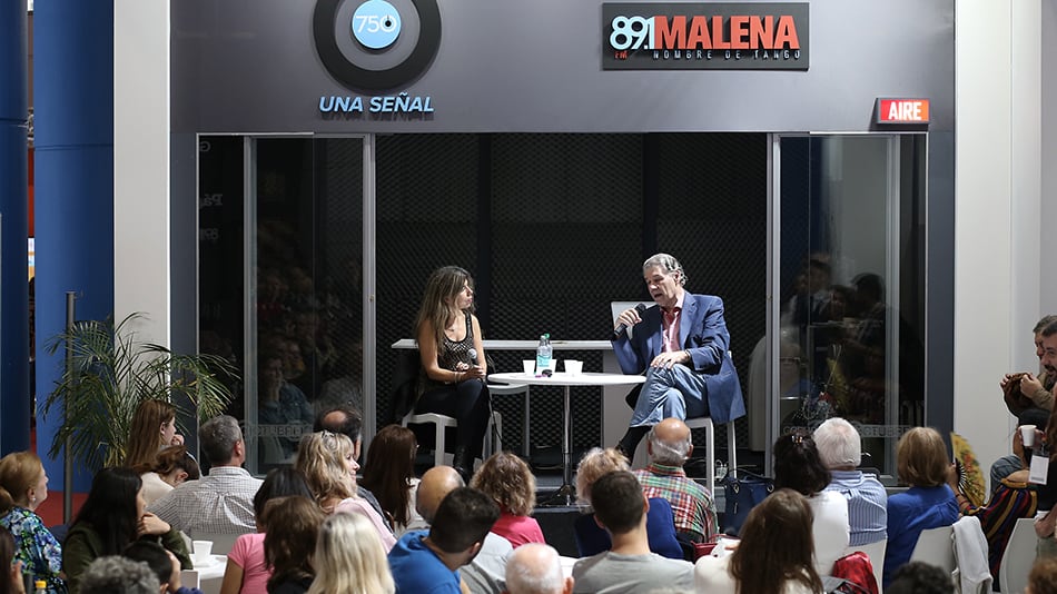 Víctor Hugo junto con Nora Veiras, en una charla que tuvo numerosos ejes.