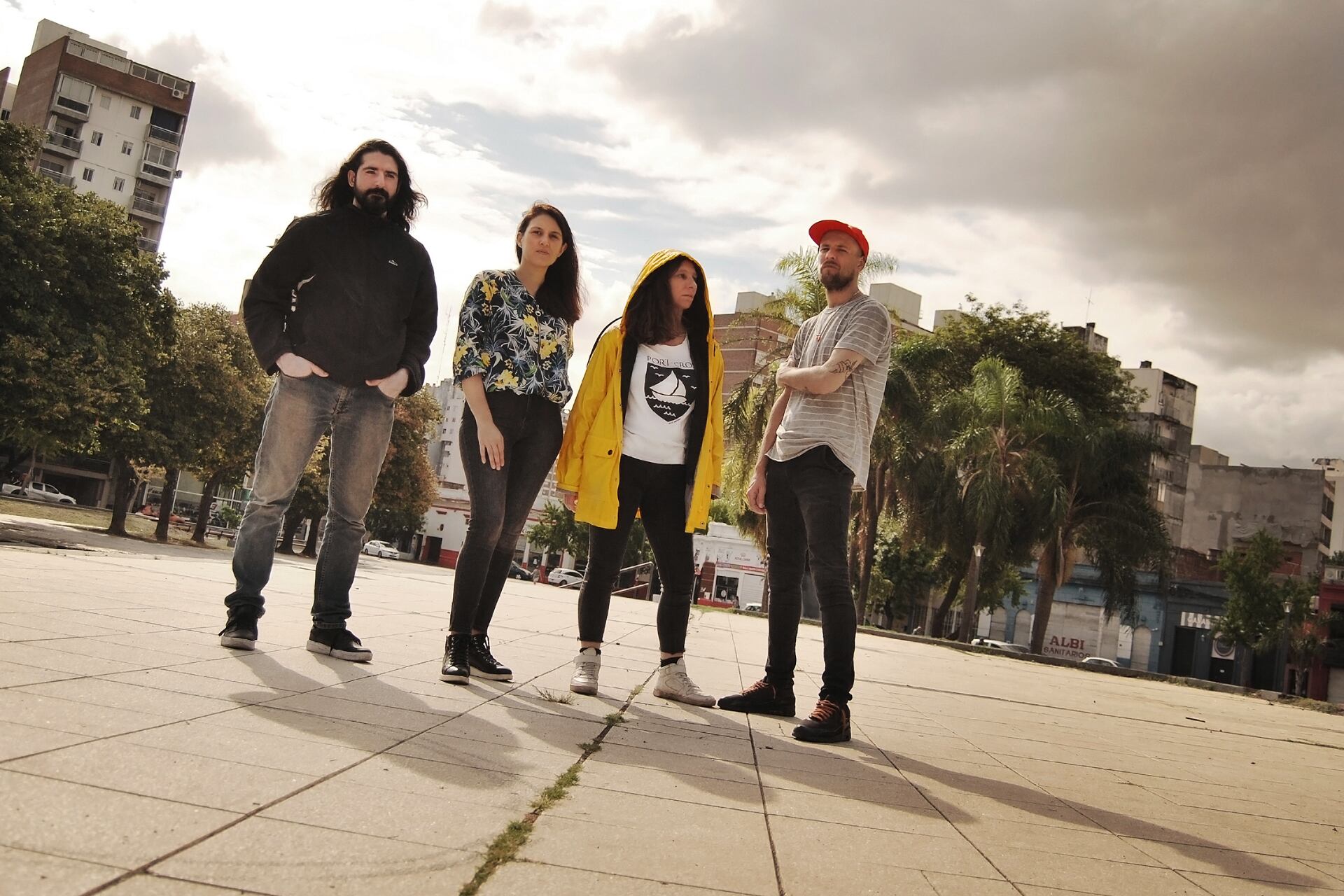 Según Fondevila, la banda es "la puesta en escena de una comunidad despistada" y "un happening de pop de alta fidelidad".