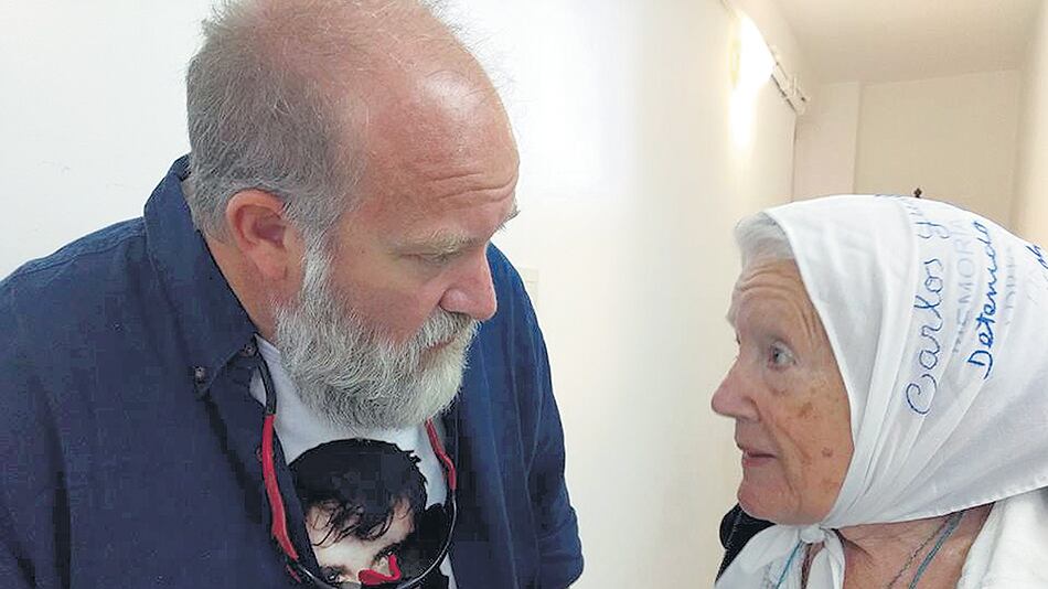 Sergio Maldonado y Nora Cortiñas, de Madres Línea Fundadora, ayer en los tribunales de Chubut.
