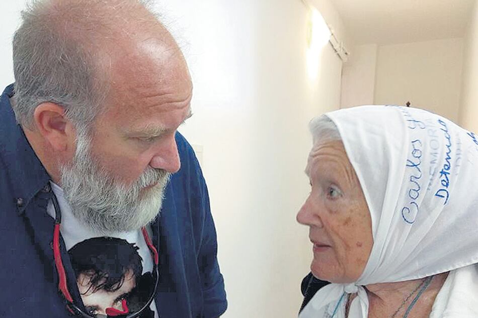 Sergio Maldonado y Nora Cortiñas, de Madres Línea Fundadora, ayer en los tribunales de Chubut.