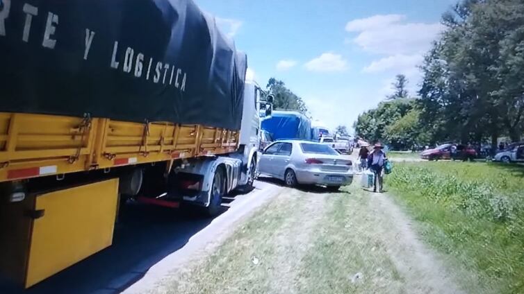 El corte en el acceso norte a Tartagal provocó largas filas de vehículos. 