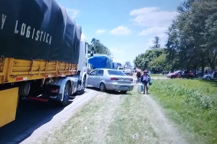El corte en el acceso norte a Tartagal provocó largas filas de vehículos.
