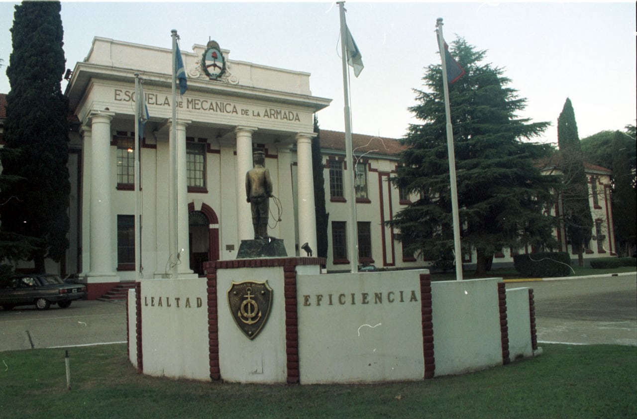 Una de las querellas del VI juicio que se sigue por los crímenes de lesa humanidad sucedidos en el centro clandestino que funcionó en la Escuela de Mecánica de la Armada (ESMA) recusó a los camaristas Guillermo Yacobucci y Carlos Mahíques.