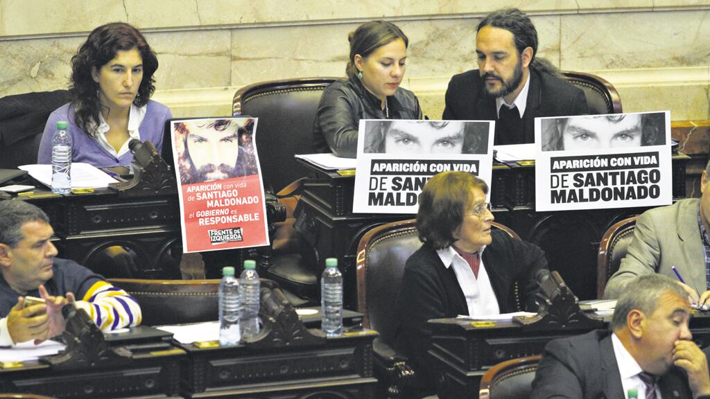 Como en la última sesión, los diputados opositores colocaron sobre sus bancas carteles por Maldonado.