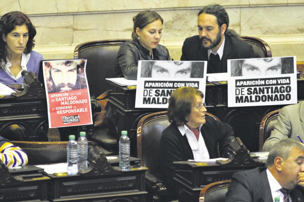Como en la última sesión, los diputados opositores colocaron sobre sus bancas carteles por Maldonado.