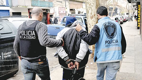 Amnistía también criticó el uso de pistolas Taser y la asociación oficial entre extranjeros y delitos.