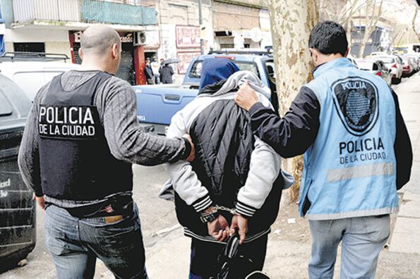 Amnistía también criticó el uso de pistolas Taser y la asociación oficial entre extranjeros y delitos.