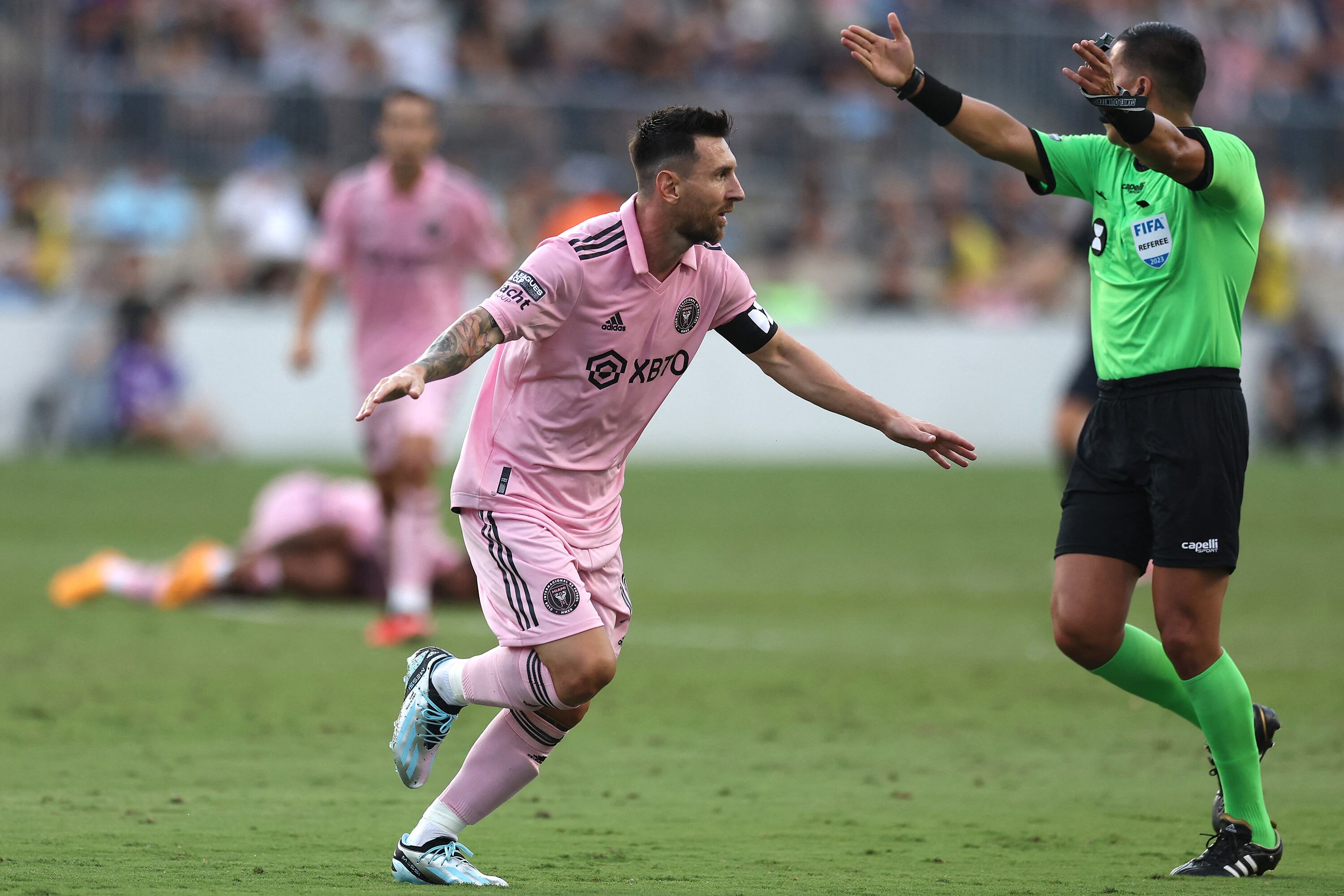 Messi inicia el festejo de su gol