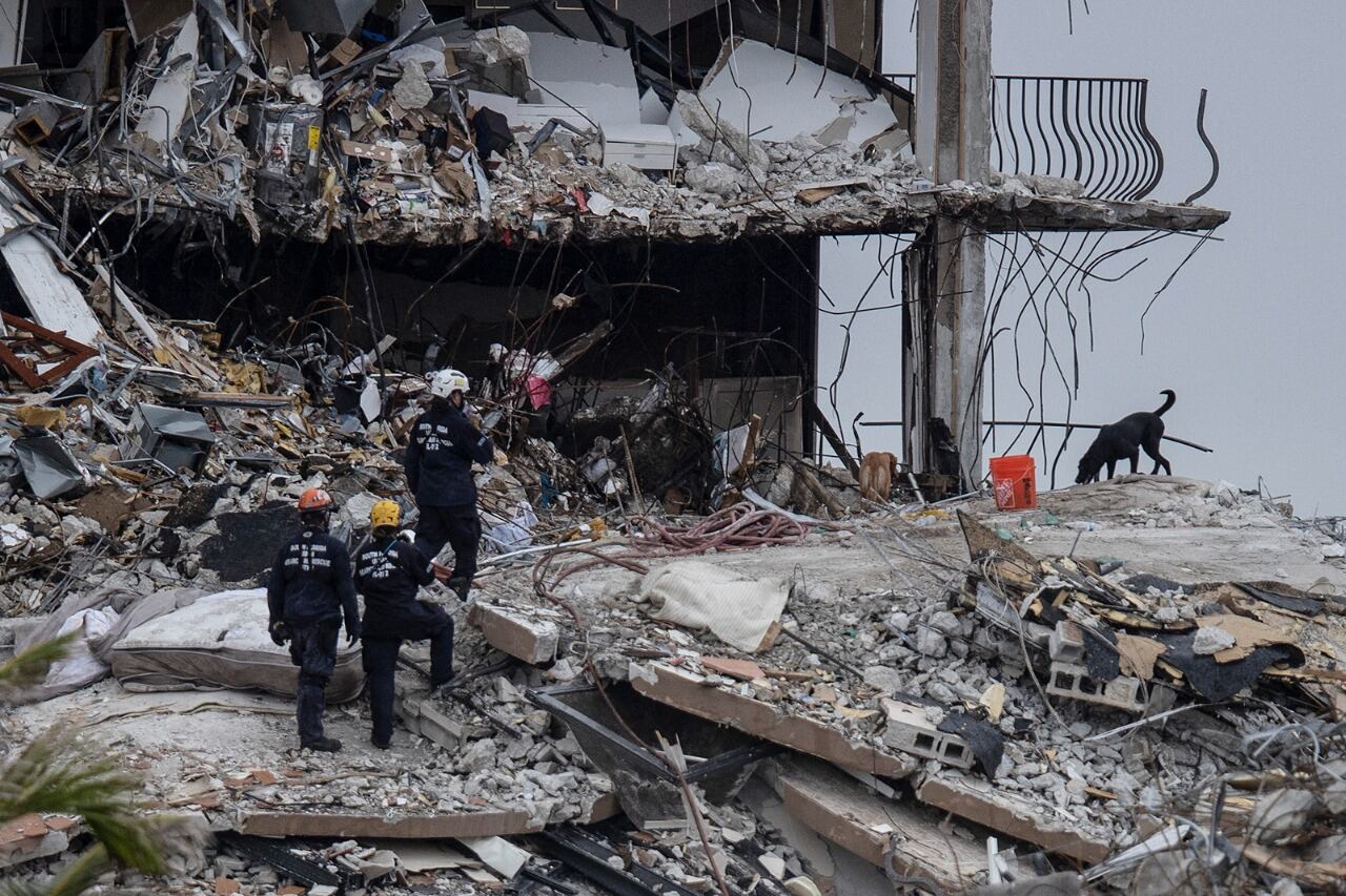 Siguen los operativos de búsqueda en el edificio Champlain Towers.