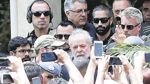 Lula sale del velorio de su nieto Arthur en el cementerio de Sao Bernardo do Campo.