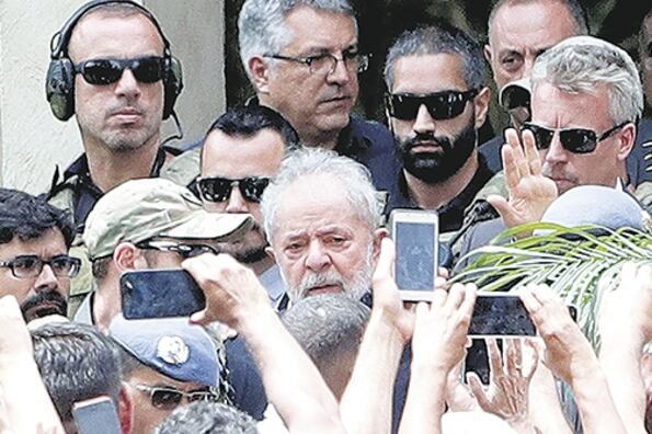 Lula sale del velorio de su nieto Arthur en el cementerio de Sao Bernardo do Campo.