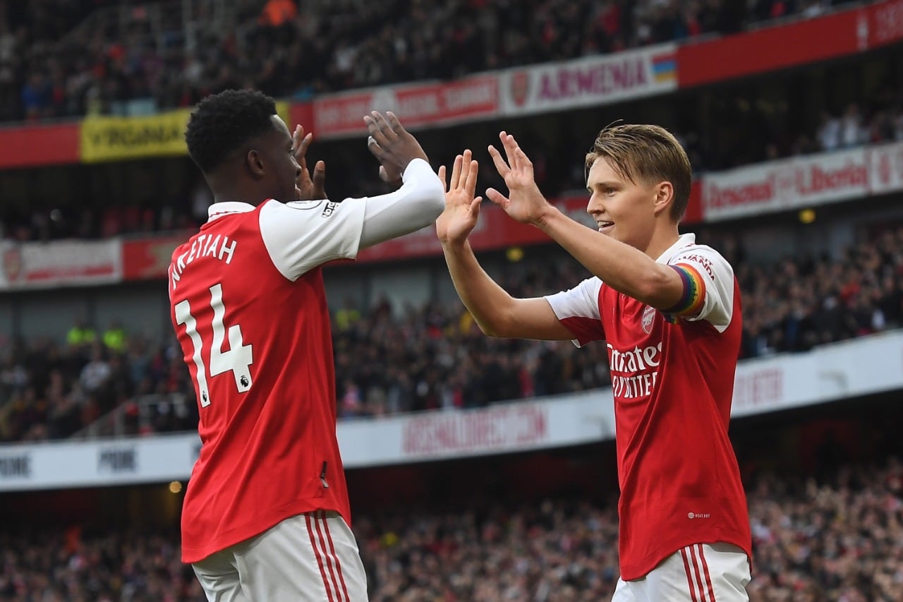 El noruego Odegaard celebra con Nketiah el quinto tanto de los Gunners