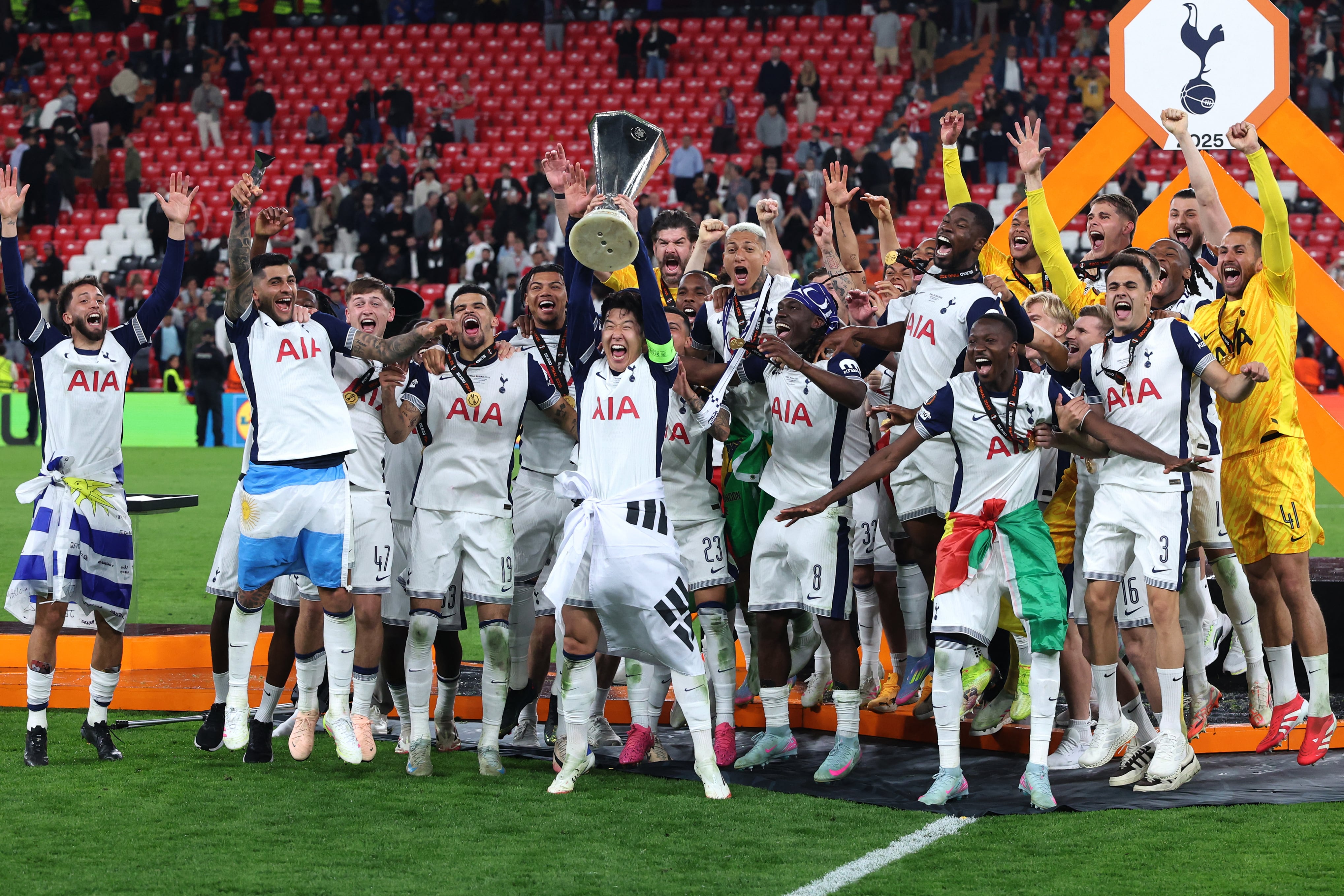Cuti Romero, con la bandera argentina, festeja en título en el San Mamés