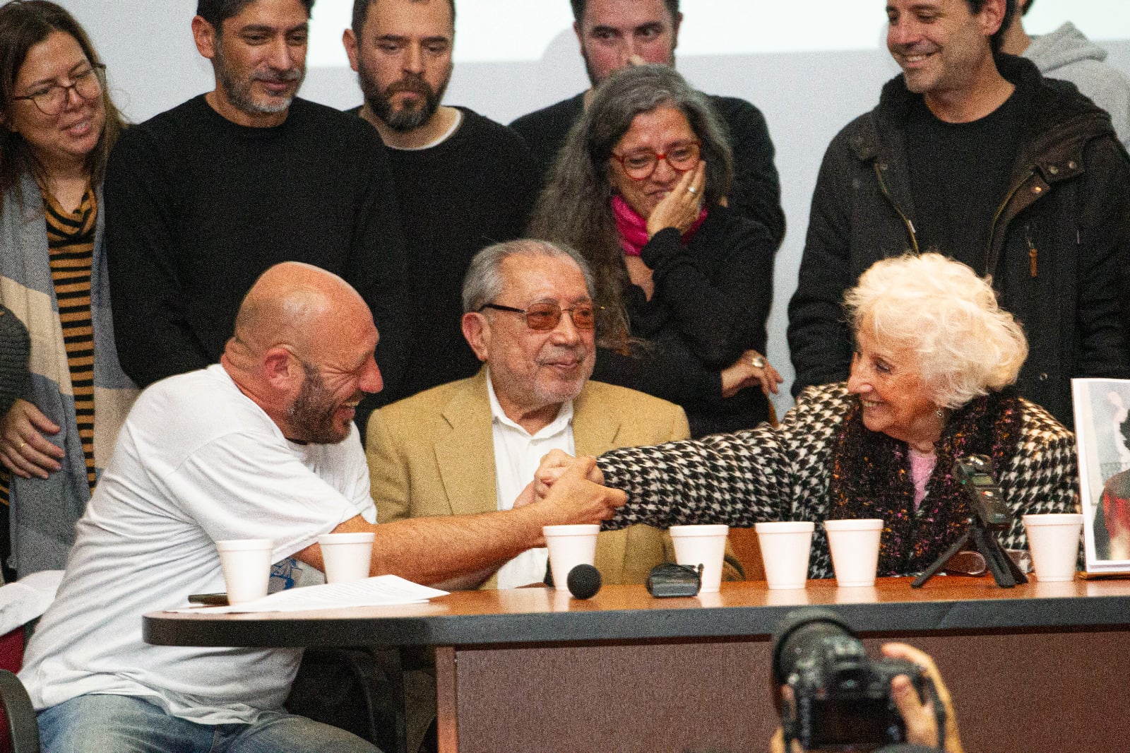 Estela de Carlotto saluda a Miguel "Tano" y Julio Santucho, hermano y papá del nieto 133 recuperado este viernes.