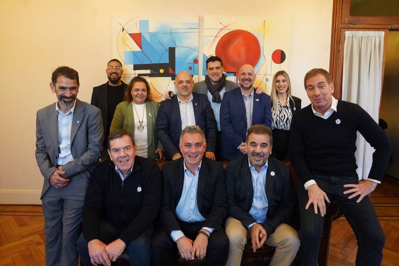 Acuerdo cerrado: Guillermo Montenegro, Sebastián Pareja, Cristian Ritondo, Diego Santilli (abajo). Juanes Osaba, Myriam Naveiro, Carlos Curestis y Alejandro Carrancio (al medio).
Gonzalo Cabezas, Luciano Olivera y Geraldine Calvella (atrás).