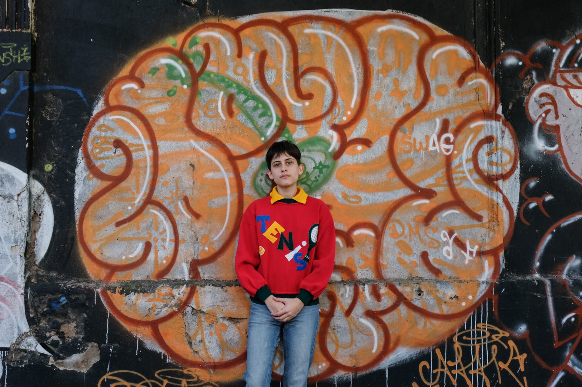 Nina es hija de Rosario Bléfari y Fabio Suárez, y está enamorada del puente de Quequén, del juego sagrado y de la amistad