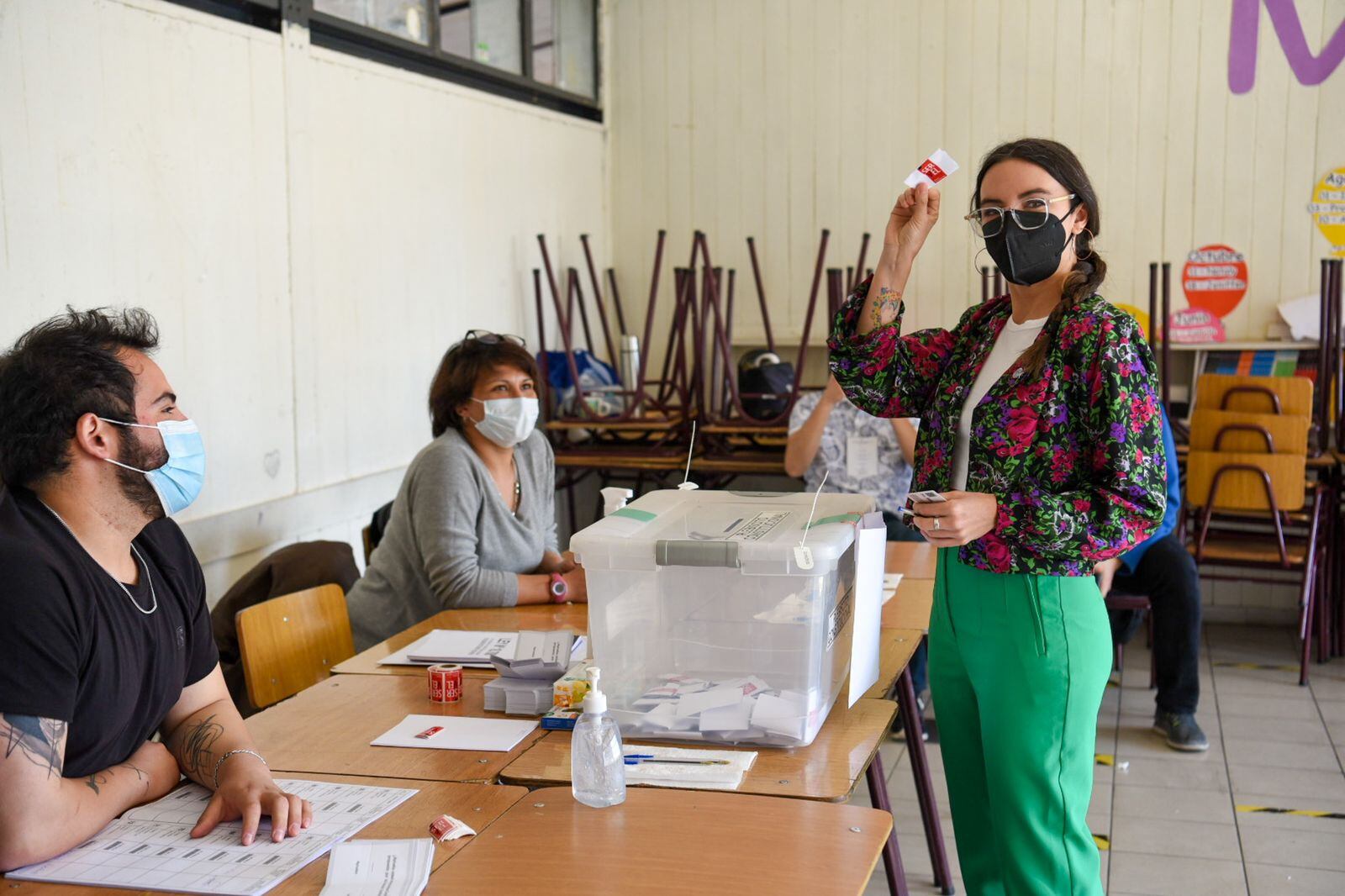 La ministra vocera del gobierno, Camila Vallejo, al votar este domingo / Redes sociales