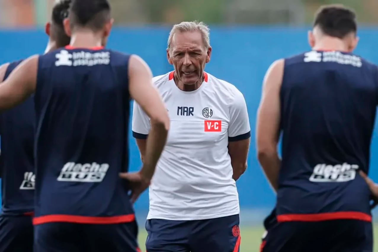 El entrenador Russo conversa con sus dirigidos