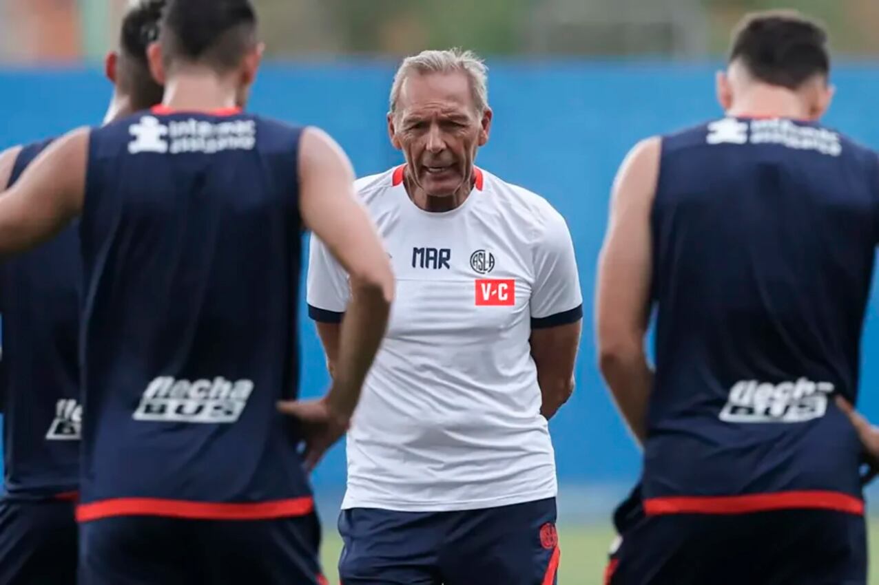 El entrenador Russo conversa con sus dirigidos